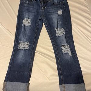 Juniors distressed capri jeans
